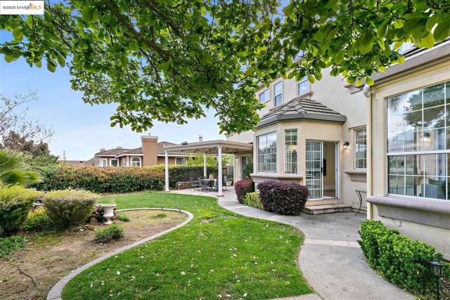 3266 Congressional Cir, Fairfield CA: https://media.crmls.org/mediaz/d2aa34d9-63cb-46b9-b25f-6ee92e906266.jpg