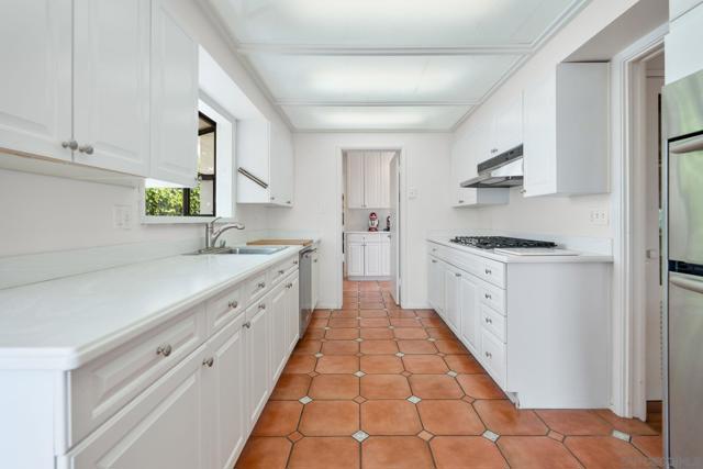 6423 Avenida Cresta, La Jolla CA: https://media.crmls.org/mediaz/d2aa5b13-473f-4e0c-a688-6a76bc49415c.jpg