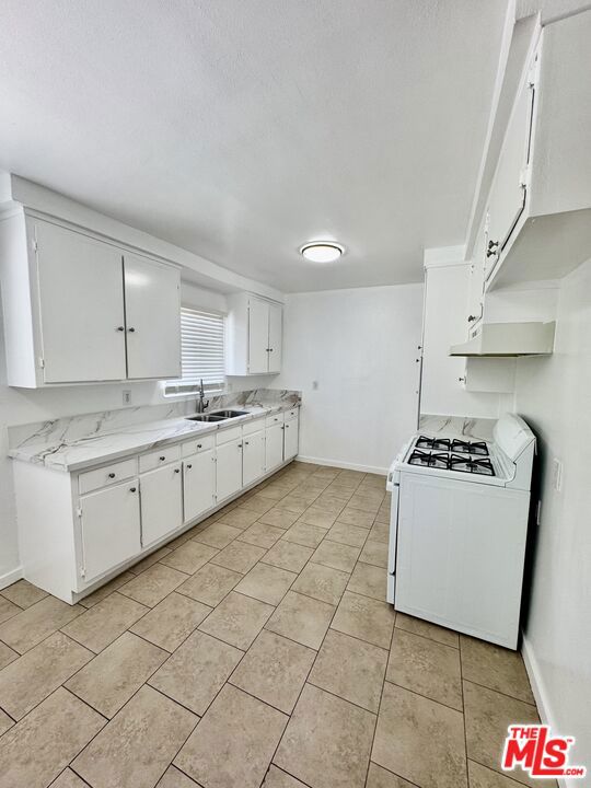 4115 W Century Boulevard, Inglewood CA: https://media.crmls.org/mediaz/d2abc9ef-64d8-43f5-9f39-6389d41aceb9.jpg
