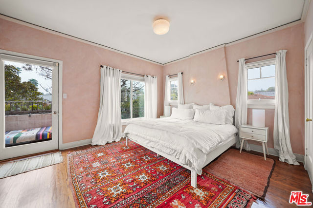 236 5th Avenue, Venice CA: https://media.crmls.org/mediaz/d2ac0028-99a9-48a9-85f7-26828afd4b96.jpg