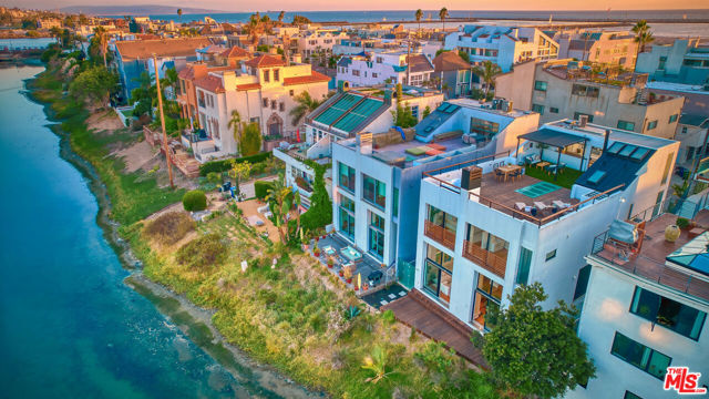 5106 Pacific Avenue, Marina del Rey CA: https://media.crmls.org/mediaz/d2ac7472-0dcc-446e-80f2-e0dd3d6defef.jpg