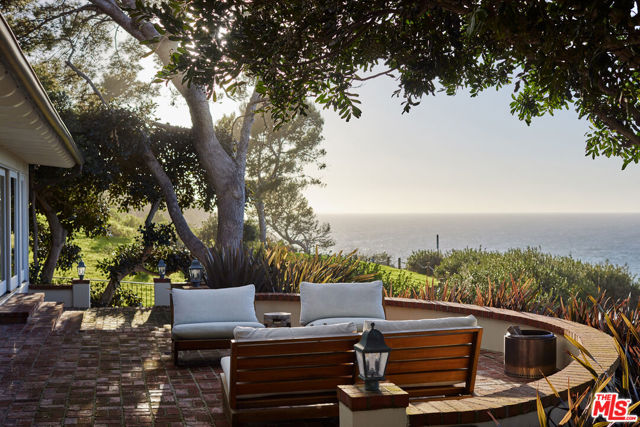 1115 Palos Verdes Drive West Drive, Palos Verdes Estates CA: https://media.crmls.org/mediaz/d2ac7902-2885-4f31-9aa7-1cbc9b9705b7.jpg