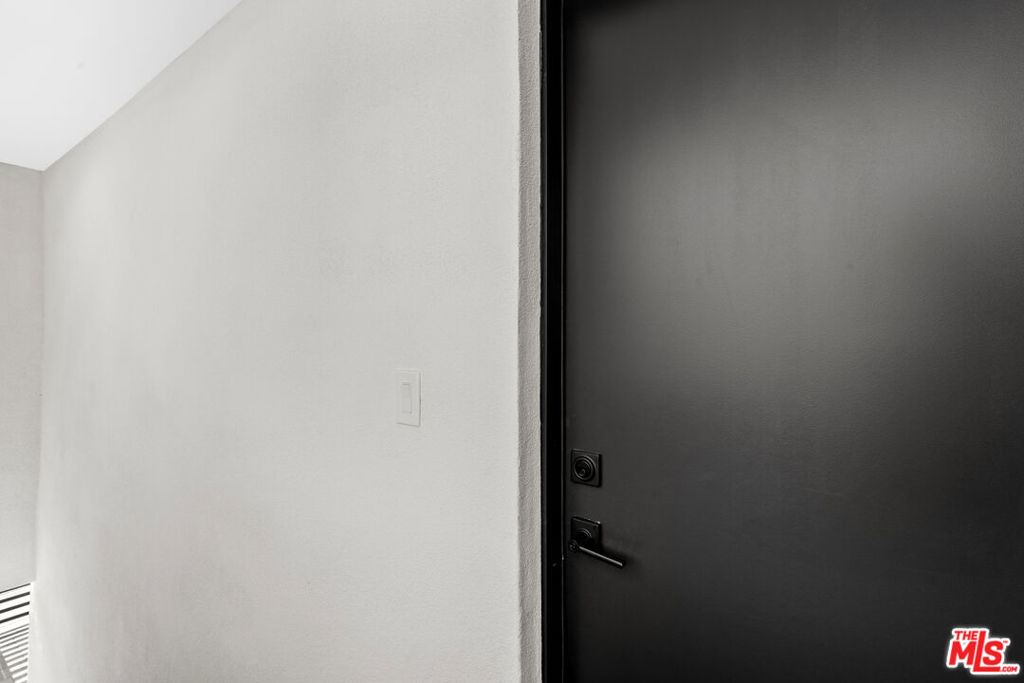 https://media.crmls.org/mediaz/d2ad9c6c-3546-4b70-aaad-1e62d6c8b76a.jpg?preset=X-Large