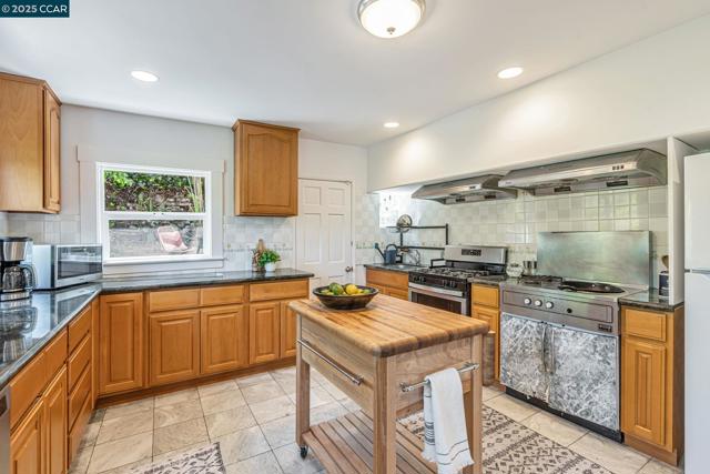 840 E 28th St., Oakland CA: https://media.crmls.org/mediaz/d2ae2cc3-f4f8-4253-a256-82973231e494.jpg