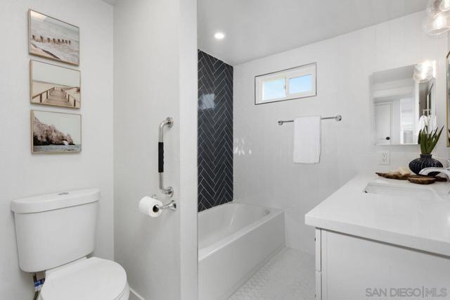 3630 Vista Campana S 6, Oceanside CA: https://media.crmls.org/mediaz/d2ae7018-0113-4256-89d5-c8ca940cb082.jpg