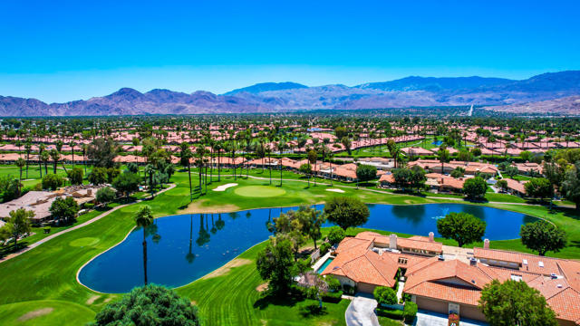 352 Villena Way, Palm Desert CA: https://media.crmls.org/mediaz/d2ae9ad6-39cb-4211-8923-14f498dbb28b.jpg