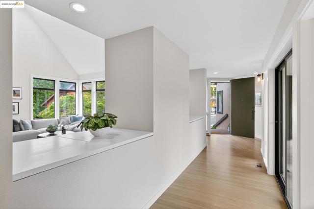 6475 Swainland Rd, Oakland CA: https://media.crmls.org/mediaz/d2aef1b2-7563-4480-a349-104538135f67.jpg