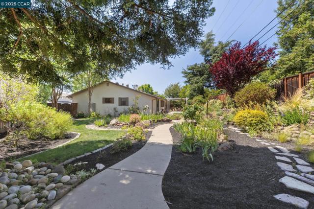 728 San Bruno Ct, Concord CA: https://media.crmls.org/mediaz/d2af2af6-9969-4647-b2c9-8ed86223d043.jpg