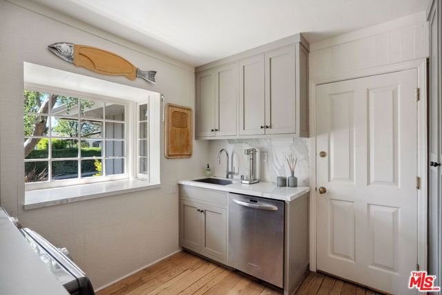 4658 Del Moreno Drive, Woodland Hills CA: https://media.crmls.org/mediaz/d2afa55c-e823-4b3c-92ba-415932c46205.jpg
