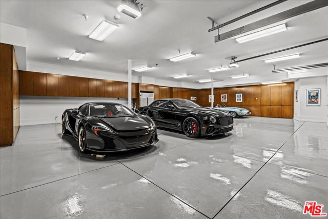 804 N Elm Drive, Beverly Hills CA: https://media.crmls.org/mediaz/d2b07d17-0567-4a72-98eb-8a651563e2d4.jpg