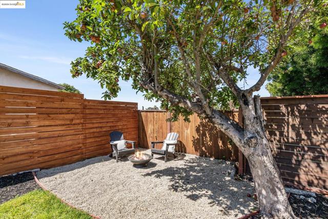 4015 Rhoda Ave, Oakland CA: https://media.crmls.org/mediaz/d2b095dc-7133-4d46-9155-092ee8a4b8f1.jpg