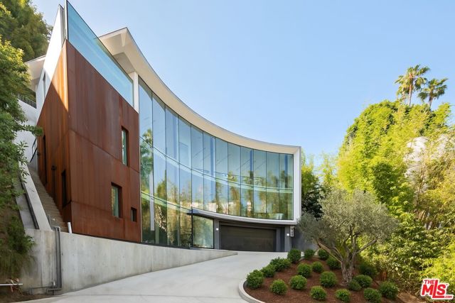 9277 Thrush Way, Los Angeles CA: https://media.crmls.org/mediaz/d2b0c76c-5c66-45f2-b42a-1c973d85b0fb.jpg