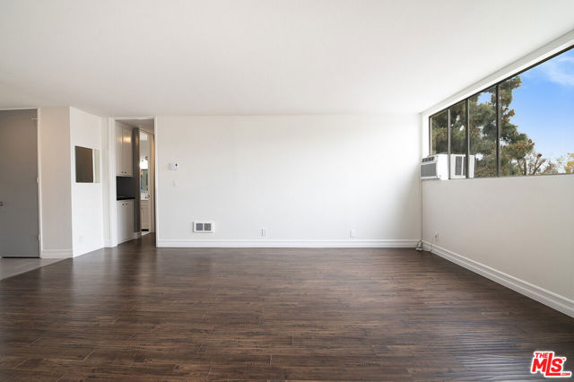 6000 Canterbury Drive, Culver City CA: https://media.crmls.org/mediaz/d2b104ff-f9af-4d5b-86fb-07943c291923.jpg