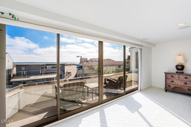 3300 Ocean Drive, Oxnard CA: https://media.crmls.org/mediaz/d2b17024-1818-4f18-9e6f-efe9939258e1.jpg