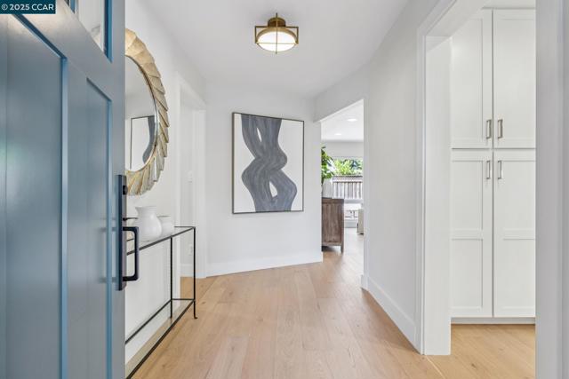 241 E Creek Dr, Menlo Park CA: https://media.crmls.org/mediaz/d2b1cc5e-9383-4f29-a7ea-96be62bd2254.jpg