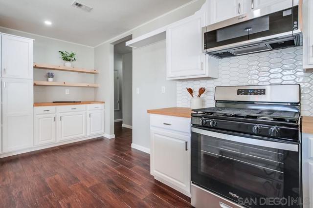 950 Funquest Dr, Fallbrook CA: https://media.crmls.org/mediaz/d2b4ae75-bdf2-450f-9e1d-da33754c5a9d.jpg