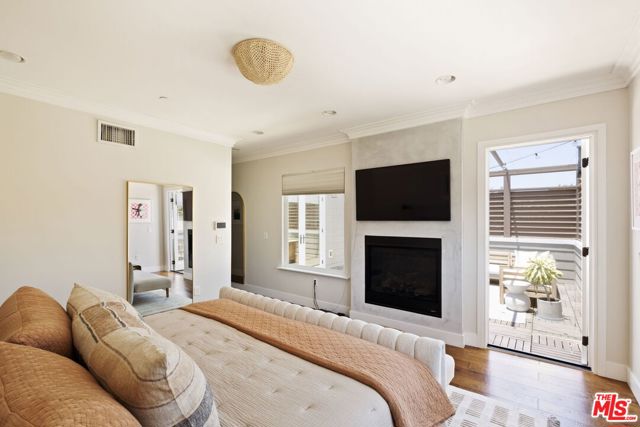 2468 Wellesley Avenue, Los Angeles CA: https://media.crmls.org/mediaz/d2b74954-b00a-43bd-933a-d7f8a1126de8.jpg