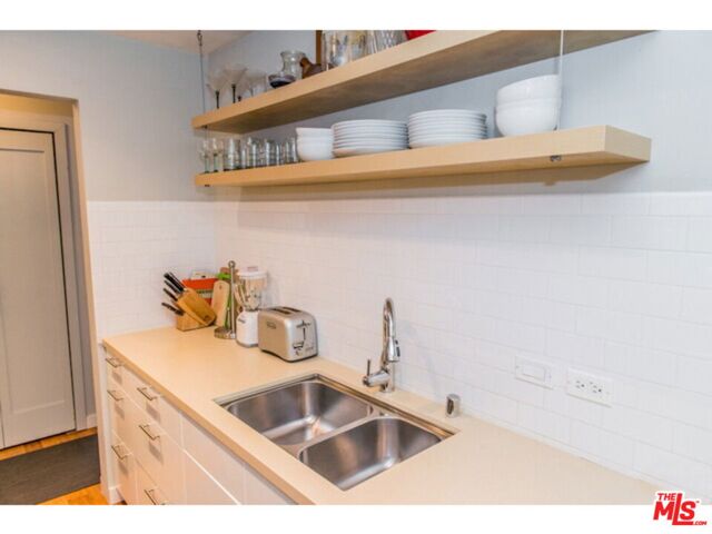 525 N Sycamore Avenue, Los Angeles CA: https://media.crmls.org/mediaz/d2b775fd-38ed-49d0-8f12-d85fc6421c33.jpg