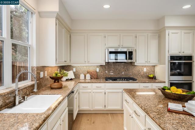 9356 Mediar Dr, San Ramon CA: https://media.crmls.org/mediaz/d2b7c10a-4985-42d7-872c-cb9da4d8d09e.jpg