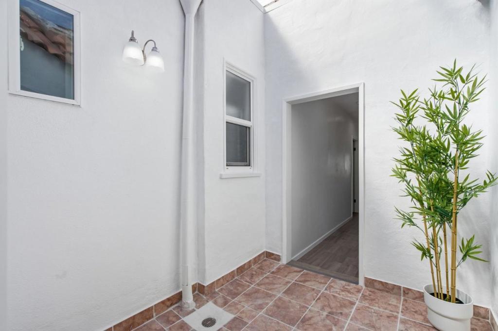 https://media.crmls.org/mediaz/d2b7e014-dc7b-4e62-87ab-06c2cc206c49.jpg?preset=X-Large