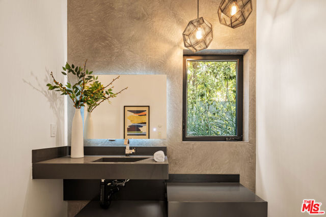 4445 Camellia Avenue, Studio City CA: https://media.crmls.org/mediaz/d2b7f725-cb5d-43fa-b455-7c490f15a964.jpg