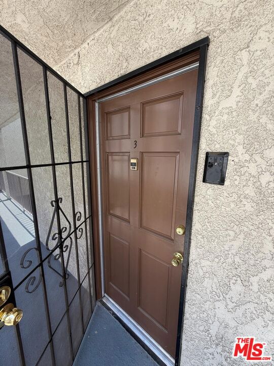 1038 Thompson Avenue, Glendale CA: https://media.crmls.org/mediaz/d2b8be3e-97cf-4a1b-a157-33292387ba8a.jpg