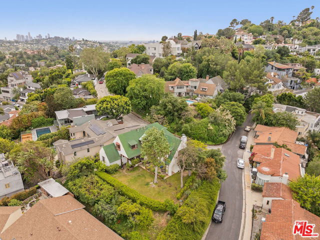 3806 Carnavon Way, Los Angeles CA: https://media.crmls.org/mediaz/d2b90cc6-9381-4953-8e5f-98176610dc91.jpg