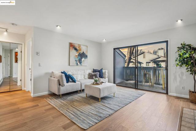 92 Schooner Ct, Richmond CA: https://media.crmls.org/mediaz/d2bad672-14e8-4a18-95e1-62ed4537fcfa.jpg