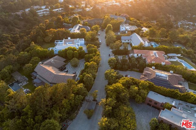 3396 Stone Ridge Lane, Los Angeles CA: https://media.crmls.org/mediaz/d2bbabbe-2abf-4018-8961-1d93b0ba4443.jpg