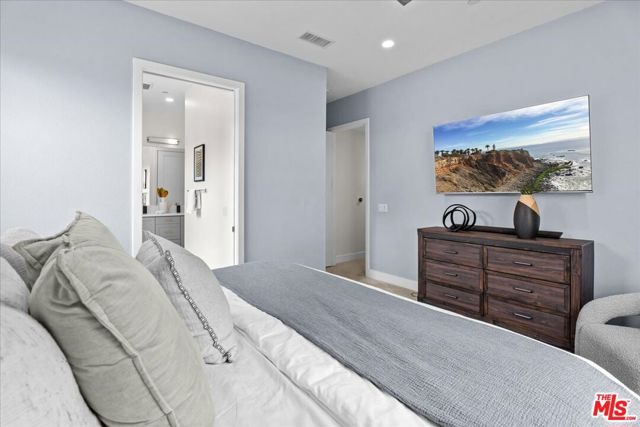 12714 W Sea Spray Place, Playa Vista CA: https://media.crmls.org/mediaz/d2bc4332-b6f7-40aa-9b97-64e6c4655c02.jpg