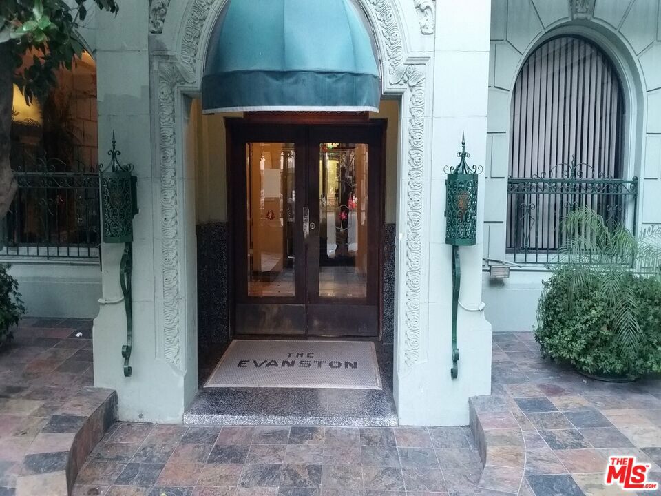 630 S Kenmore Avenue #100