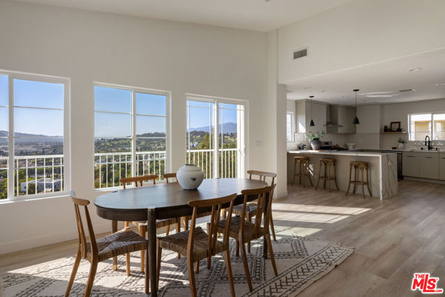 2391 Yorkshire Drive, Los Angeles CA: https://media.crmls.org/mediaz/d2be2001-8638-4ee4-8d95-311b170918ee.jpg