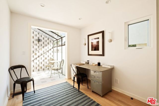 825 Coeur D Alene Avenue, Venice CA: https://media.crmls.org/mediaz/d2bebc01-23ea-4ad5-93df-c21d45ecd8b8.jpg