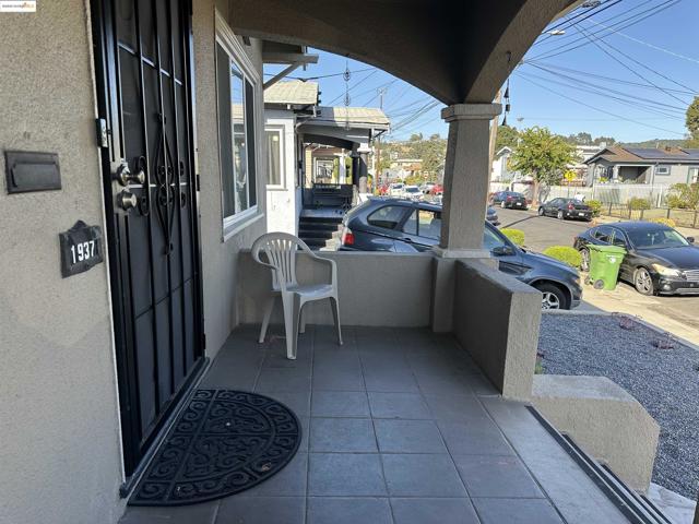 1937 87th Avenue, Oakland CA: https://media.crmls.org/mediaz/d2bec2e2-838d-453b-9838-964aef17a17d.jpg