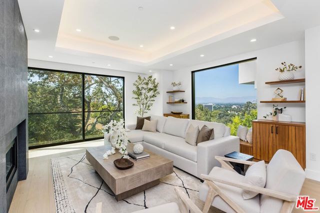 14899 Round Valley Drive, Sherman Oaks CA: https://media.crmls.org/mediaz/d2bed01a-afa4-4da9-90bd-9676347265f8.jpg
