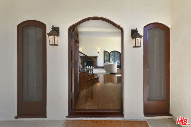 4352 Forman Avenue, Toluca Lake CA: https://media.crmls.org/mediaz/d2c17c8d-79c3-4bcb-bbf0-355bc199d5d7.jpg