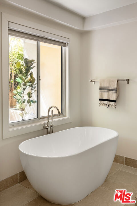 911 7th Street, Santa Monica CA: https://media.crmls.org/mediaz/d2c20276-9f03-4636-a2a3-61d09473496f.jpg