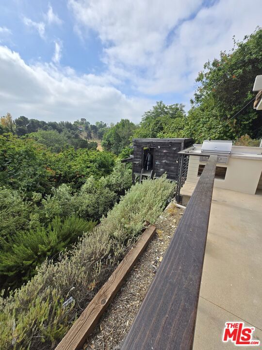 16544 Park Lane Circle, Los Angeles CA: https://media.crmls.org/mediaz/d2c2a8a5-59e3-49d0-a5d6-22e114529610.jpg