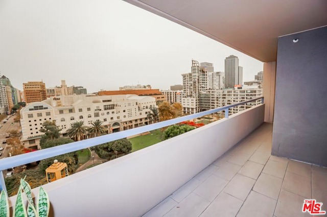 600 W 9Th Street, Los Angeles CA: https://media.crmls.org/mediaz/d2c34856-53e8-4d81-8a15-ea5299bec13c.jpg