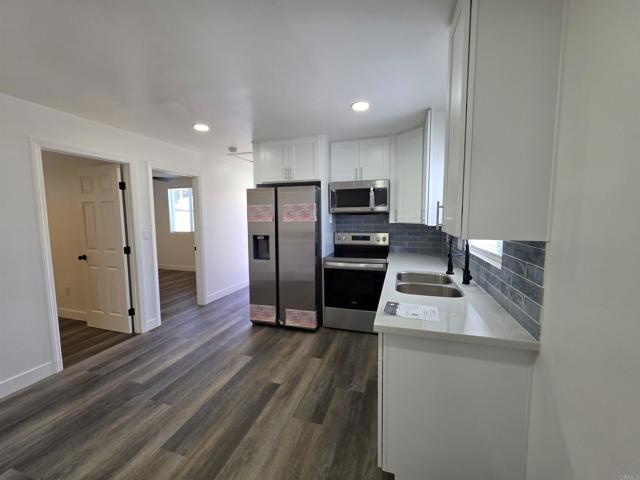 Detail Gallery Image 3 of 23 For 2040 Earl St #B,  San Diego,  CA 92113 - 2 Beds | 1 Baths