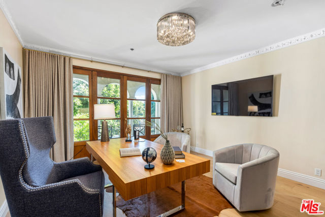 9249 Burton Way, Beverly Hills CA: https://media.crmls.org/mediaz/d2c3d48c-ed03-4552-9919-b532f2af0778.jpg