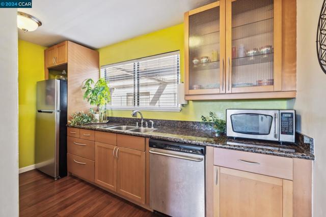 5 Embarcadero, Oakland, California 94607, 2 Bedrooms Bedrooms, ,2 BathroomsBathrooms,Condominium,For Sale,Embarcadero,41069299