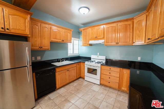 2400 Pacific Avenue, Venice CA: https://media.crmls.org/mediaz/d2c6708e-1144-45e6-bfb2-3372d10d3899.jpg