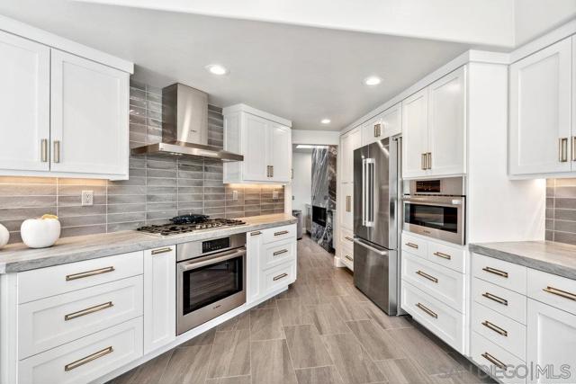 12 Mardi Gras Rd, Coronado CA: https://media.crmls.org/mediaz/d2c8826b-d808-4ca7-89eb-ea8f7d5561ab.jpg