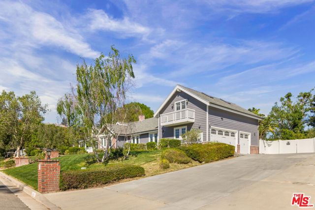 2390 Glenside Lane photo 3