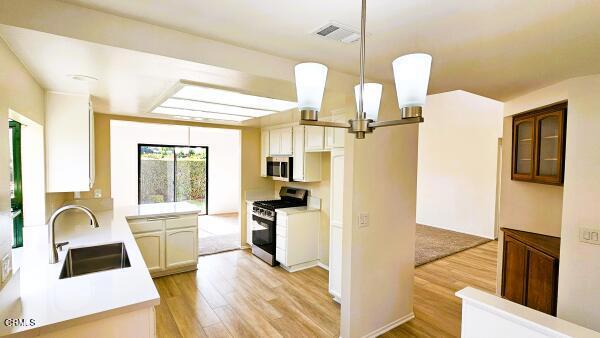 Detail Gallery Image 3 of 21 For 1161 Windward Way, Oxnard,  CA 93035 - 3 Beds | 2 Baths