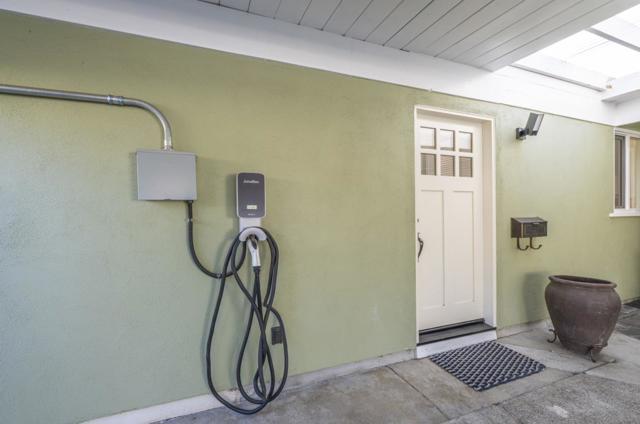 2665 Carolina Avenue, Redwood City CA: https://media.crmls.org/mediaz/d2c9bf53-5dba-43a5-b993-c5cdf394210d.jpg