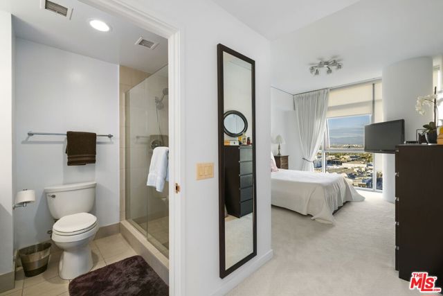 13650 Marina Pointe Drive, Marina del Rey CA: https://media.crmls.org/mediaz/d2ca8cbd-cddb-4b13-af13-723098582755.jpg