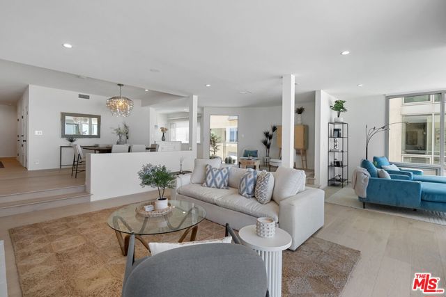 5205 Ocean Front Walk, Marina del Rey CA: https://media.crmls.org/mediaz/d2cae872-8f10-442f-a5c8-14107c39ae23.jpg