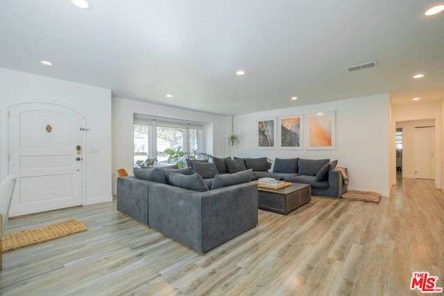 2760 E Glenoaks Boulevard, Glendale CA: https://media.crmls.org/mediaz/d2cc2c8a-9148-4db4-86e1-4a644171fc05.jpg